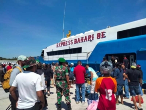 Piket Koramil 1627-01/Baa Laksanakan Pemantauan Keberangkatan Kapal Penumpang di Pelabuhan Ba’a