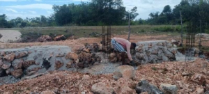 Pemantauan Pekerjaan Pengecoran Tiang Cakar Ayam di Desa Oelolot Berjalan Lancar