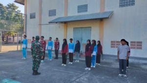 Babinsa Tongo Latih PBB Siswa Jelang Lomba LOBB Se-Pulau Sumbawa di Taliwang