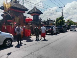 Aparat TNI Polri Di Klungkung Kawal Piodalan Di Desa Tojan