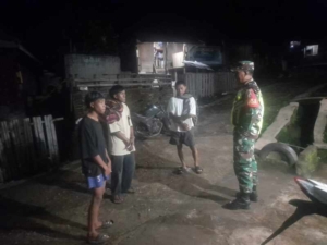 Babinsa Ajak Warga Perkuat Keamanan, Kebersihan dan Kepedulian Lingkungan Lewat Patroli Malam