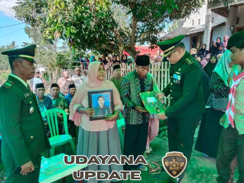Dandim 1614/Dompu Berikan Tali Asih kepada Keluarga Almarhum Serda Muh. Deni