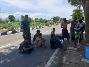 Babinsa Tambak Sari Gencarkan Komsos, Pantau Kondisi Wilayah Tetap Kondusif