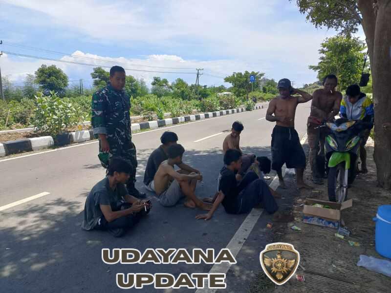 Babinsa Tambak Sari Gencarkan Komsos, Pantau Kondisi Wilayah Tetap Kondusif