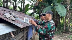 Yonarmed 12 Kostrad Terangi Perbatasan, Warga Motamasin Kini Nikmati Lampu Panel Surya