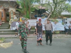 Babinsa Peliatan Tampil Sigap, Kawal Prosesi Ngaben Hingga Tuntas dengan Aman dan Lancar