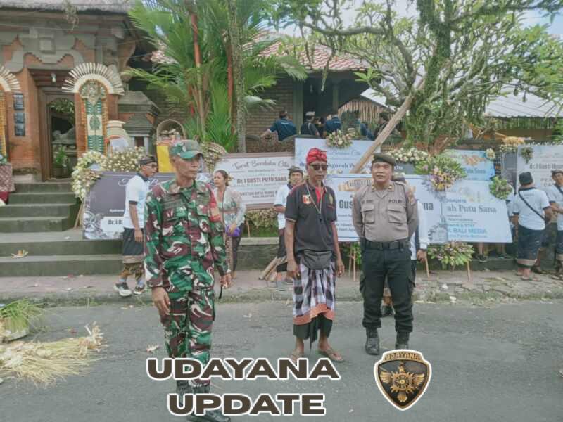 Babinsa Peliatan Tampil Sigap, Kawal Prosesi Ngaben Hingga Tuntas dengan Aman dan Lancar