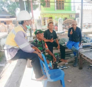 Pererat Kebersamaan, Babinsa Air Suning Koordinasi Renovasi Masjid Bersama Warga