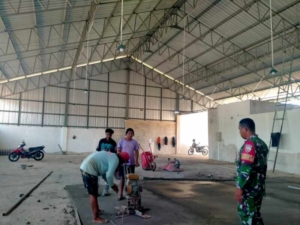 Pengecoran Lantai Gudang Koperasi Dipantau Babinsa Dasan Anyar