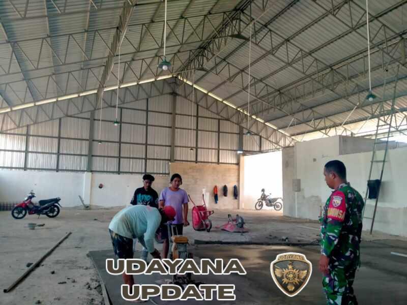 Pengecoran Lantai Gudang Koperasi Dipantau Babinsa Dasan Anyar