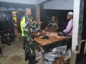 Sinergi Babinsa dan Warga Pastikan Keamanan Lingkungan Malam Hari di Bima