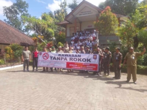 Anggota Koramil 1623-01/Karangasem Dukung Penegakan Perda Kawasan Tanpa Rokok Melalui Patroli Gabungan