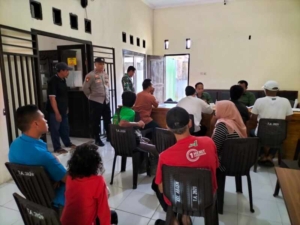 Babinsa Taliwang Dampingi Pendistribusian Kartu KSB Maju di Kelurahan Arab Kenangan