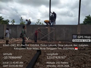 Babinsa Serka Ishak Manafe Pantau Pemasangan Tiang Angkur KDKMP di Desa Lekunik