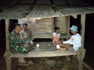 Babinsa Desa Lepadi Ajak Warga Tingkatkan Kewaspadaan di Malam Hari