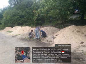 Babinsa Koptu Yoseph Gunawan Seran Pantau Pengecoran Tiang Fondasi di Desa Tualima