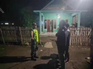 Babinsa Koramil 1608-05/Donggo Tegaskan Pentingnya Patroli Siskamling untuk Keamanan Warga