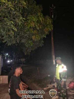 Patroli Malam Babinsa Desa Sakuru Tegaskan Perlunya Kerjasama Jaga Ketertiban Lingkungan