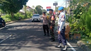 Aparat TNI Polri Di Klungkung Bersinergi Bersama Pecalang Amankan Upacara Ngangget Don Bingin
