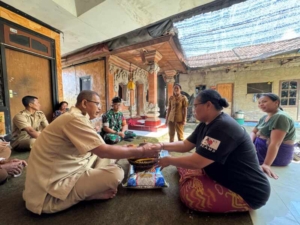 Babinsa Bakas Dampingi Pemdes Melayat Di Rumah Duka Warga