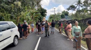 Babinsa Wongaya Gede Tunjukkan Dedikasi, Kawal Pengamanan Upacara Ngaben Warga