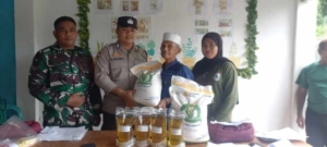 Babinsa Sekongkang Bawah Dampingi Penyaluran Bantuan Beras Bulog untuk 89 KK
