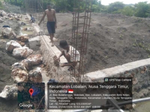 Keterlibatan Masyarakat dalam Pengecoran Tiang Fondasi Desa Tualima Dukung Pembangunan Berkelanjutan