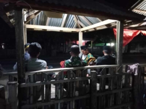 Babinsa Nanga Tumpu Perkuat Keamanan Lewat Patroli dan Ronda Bersama Warga