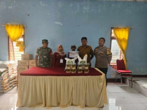 Warga Sekongkang Atas Terima Bantuan Beras dan Minyak Goreng, Babinsa Turun Dampingi
