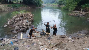 Dari Rakit Sederhana, Harapan Dua Desa Terhubung