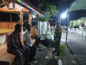 Babinsa Arifudin Imbau Warga Simpasai Tingkatkan Kepedulian Saat Ronda