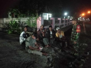 Patroli Malam di Dompu, Babinsa Ajak Warga Tingkatkan Kewaspadaan