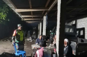 Jaga Kondusifitas Wilayah, Babinsa Koramil 1608-05/Donggo Gelar Siskamling Bersama Warga