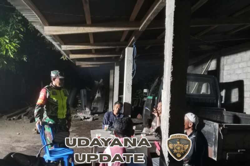 Jaga Kondusifitas Wilayah, Babinsa Koramil 1608-05/Donggo Gelar Siskamling Bersama Warga