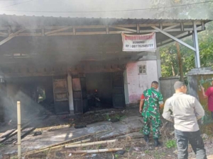 Diduga Korsleting Listrik, Babinsa Sigap Koordinasi Pemadaman Kebakaran