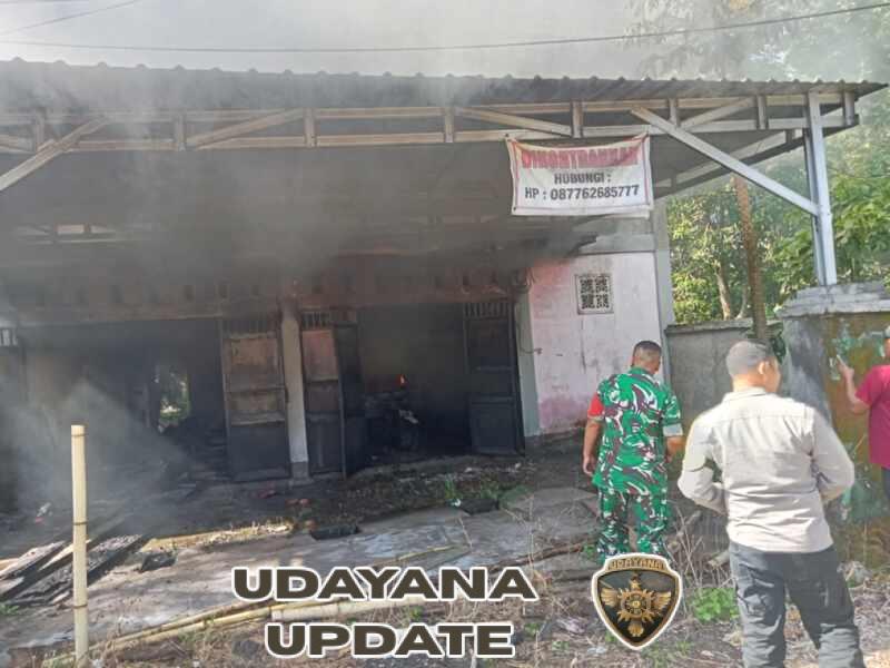 Diduga Korsleting Listrik, Babinsa Sigap Koordinasi Pemadaman Kebakaran