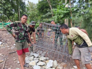 TNI dan Masyarakat Kompak Dukung Infrastruktur di Desa Nowa