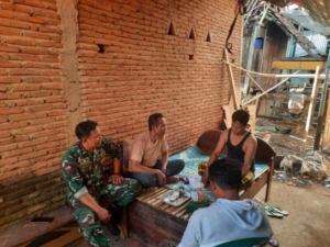 Babinsa Desa Sakuru Ajak Warga Jaga Keselamatan Berkendara dan Hindari Konflik