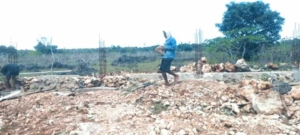 Babinsa Kopda Otnial Bofe Laksanakan Pengawasan Pengecoran Tiang Cakar Ayam di KDKMP Desa Oelolot