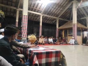 Babinsa Bakas Hadiri  Sosialisasi Ngadegang Bendesa Adat Desa Bakas