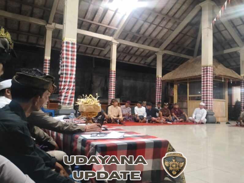 Babinsa Bakas Hadiri Sosialisasi Ngadegang Bendesa Adat Desa Bakas