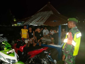 Babinsa Kareke Ajak Remaja Isi Malam dengan Kegiatan Positif, Patroli Berjalan Aman dan Kondusif