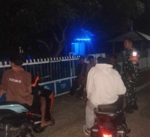 Babinsa Rasabou Ajak Pemuda Jaga Ketertiban Malam Lewat Patroli Siskamling