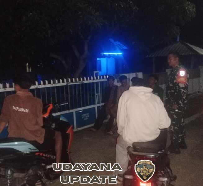 Babinsa Rasabou Ajak Pemuda Jaga Ketertiban Malam Lewat Patroli Siskamling