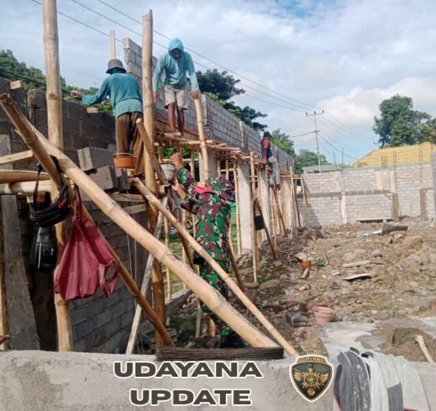 Babinsa Hadir di Tengah Pembangunan Desa, Serda Yahya Beri Semangat Pekerja di Rasabou