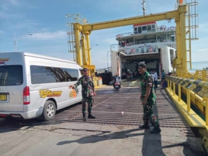 TNI Siaga di Pelabuhan Poto Tano, Jamin Kelancaran dan Keamanan Masyarakat