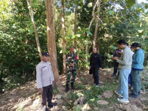 Cegah Konflik Lahan, Babinsa dan Tim KPH Laksanakan Crossing Pal Batas Hutan