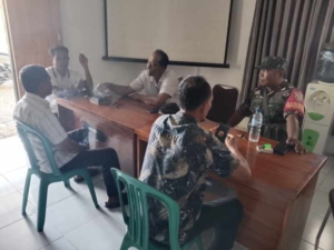 Sertu M. Nasir Jalin Sinergi dengan Staf Desa Tapir Kecamatan Seteluk.