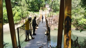 Babinsa Koramil 05/Waingapu Turun Langsung Bantu Perbaikan Jembatan di Kambatatana