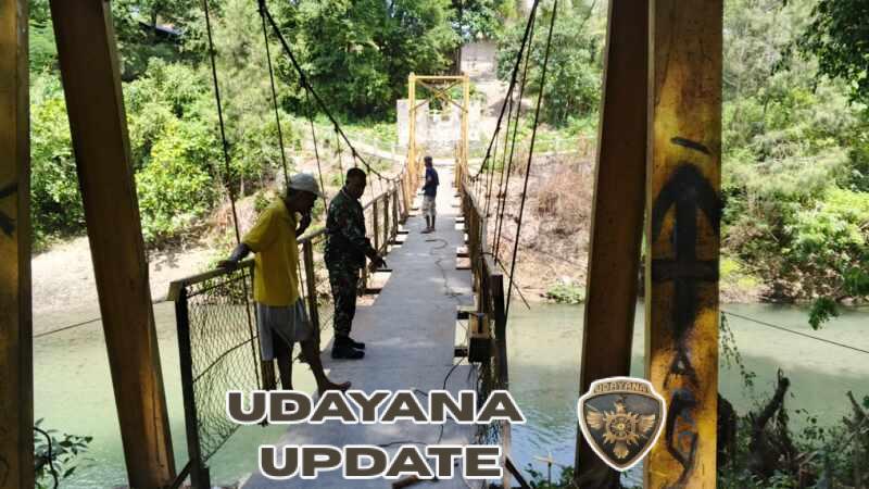 Babinsa Koramil 05/Waingapu Turun Langsung Bantu Perbaikan Jembatan di Kambatatana